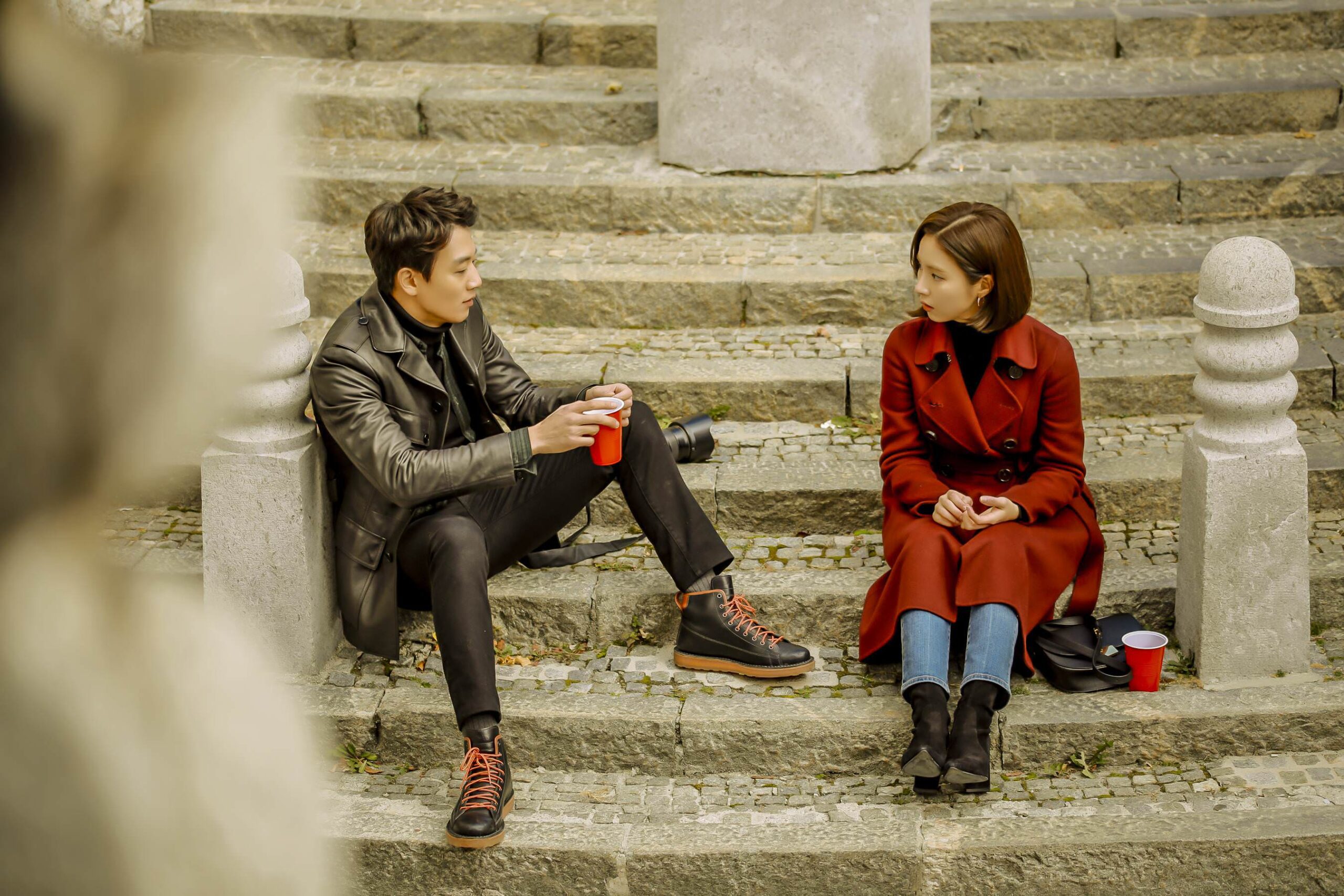 Poster Black Knight menampilkan Kim Rae-won dan Shin Se-kyung