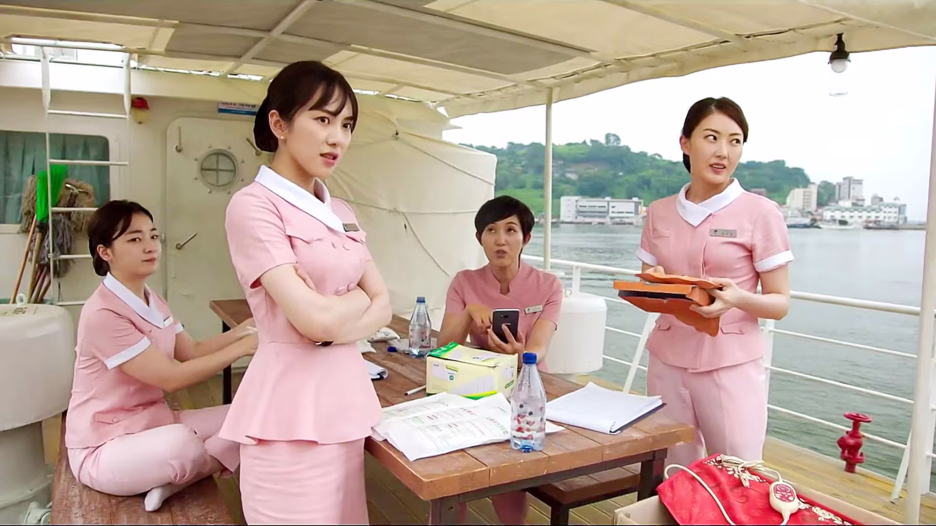 Poster Hospital Ship menampilkan Ha Ji-won, Kang Min-hyuk, Lee Seo-won