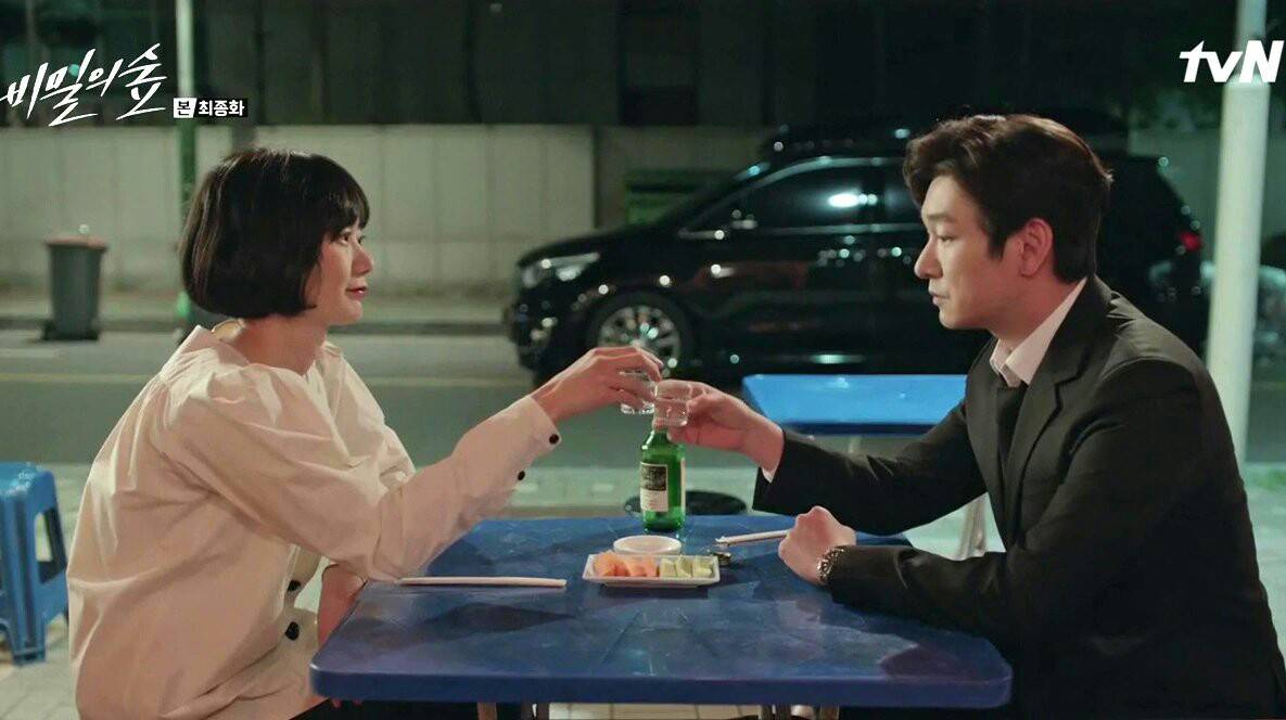 Poster Stranger menampilkan Cho Seung-woo dan Bae Doo-na