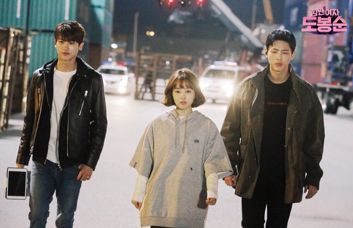 Poster Strong Girl Bong-soon menampilkan Park Bo-young dan Park Hyung-sik