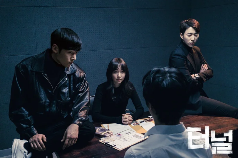 Poster Tunnel menampilkan Choi Jin-hyuk dan Yoon Hyun-min