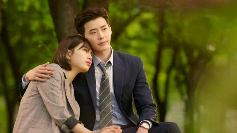 Poster While You Were Sleeping menampilkan Lee Jong-suk, Bae Suzy, dan Jung Hae-in